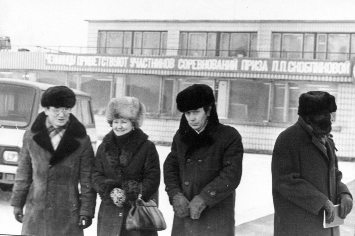 Слева направо: 1. Белоненко Олег Дмитриевич – заместитель секретаря партийного комитета КАМАЗа. 2. Скобликова Лидия Павловна.3. Тенишев Али Хуснутдинович – заместитель председателя профкома КАМАЗа.
