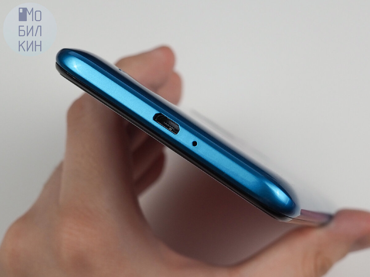 Снизу видим разъём Micro-USB и микрофон