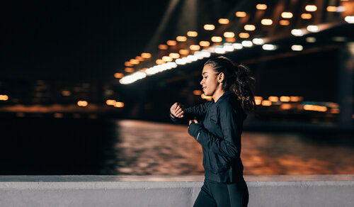 У  каждого человека есть так называемый хронотип — совокупность  индивидуальных особенностей естественных циклов и биологических ритмов.  Совы и жаворонки — эта классификация весьма условна, на самом деле все  устроено гораздо сложнее. У разных людей разные периоды спадов и  подъемов — и это необходимо учитывать при планировании тренировок.  Грамотно подобранная физическая нагрузка благоприятно влияет на работу  центральной нервной системы, которая управляет всеми процессами в  организме. Есть только один способ найти для себя оптимальный режим —  методом проб и ошибок, пробуя разные варианты и прислушиваясь к своим  ощущениям. Однако есть несколько базовых рекомендаций, которые актуальны  для всех.