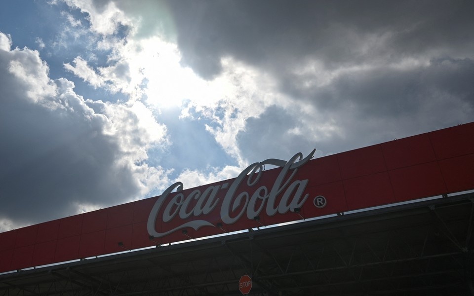     Напитки Coca-Cola подорожают на 15-30%  REUTERS