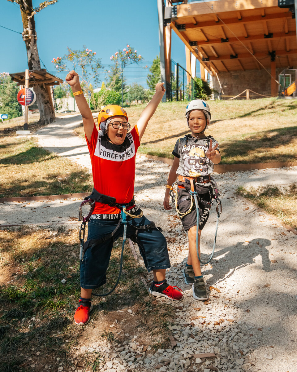 Дети в верёвочном парке 