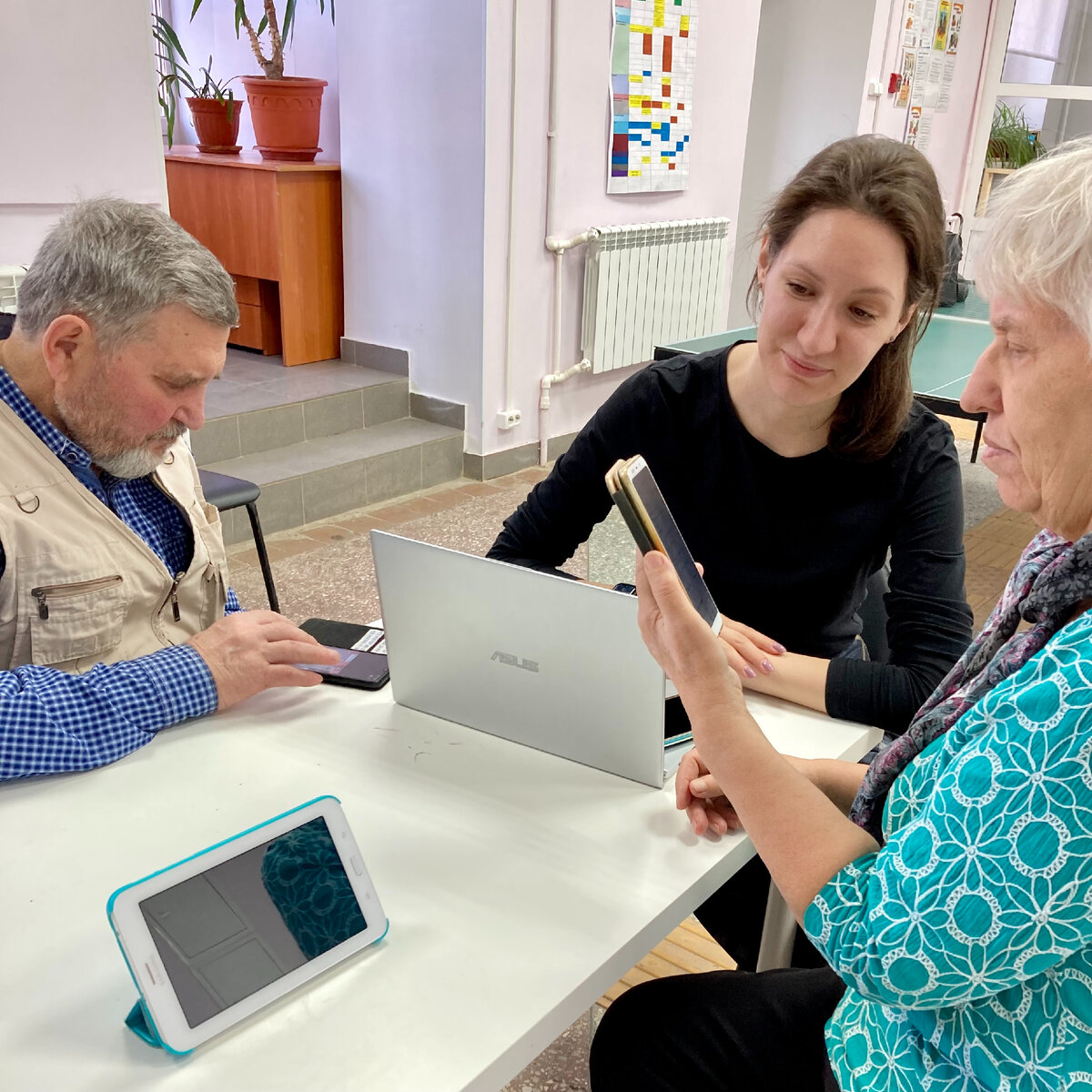 Занятия по компьютерной грамотности (фото автора)