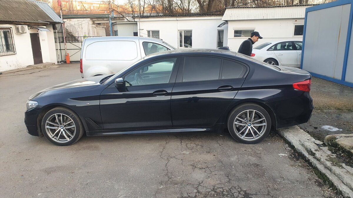 несмотря на то что автомобиль достаточно длинный из-за пухлости салона звук в нём получается очень удачным для БМВ