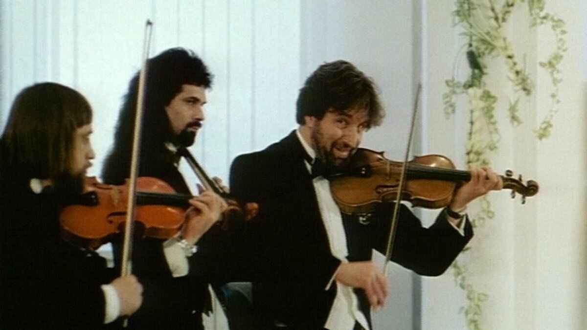 Участники группы "Дядя Алик" играют в ЗАГСе