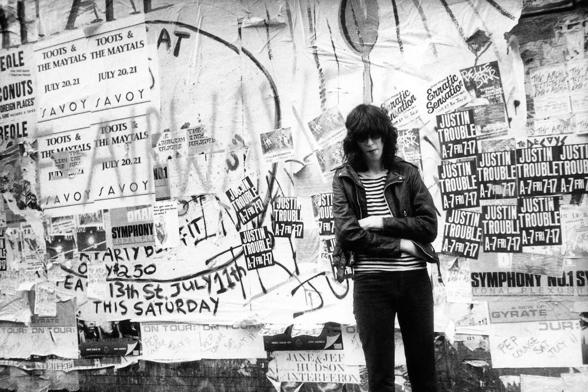 фото: https://therake.com/stories/icons/joey-ramone-punk-magus/