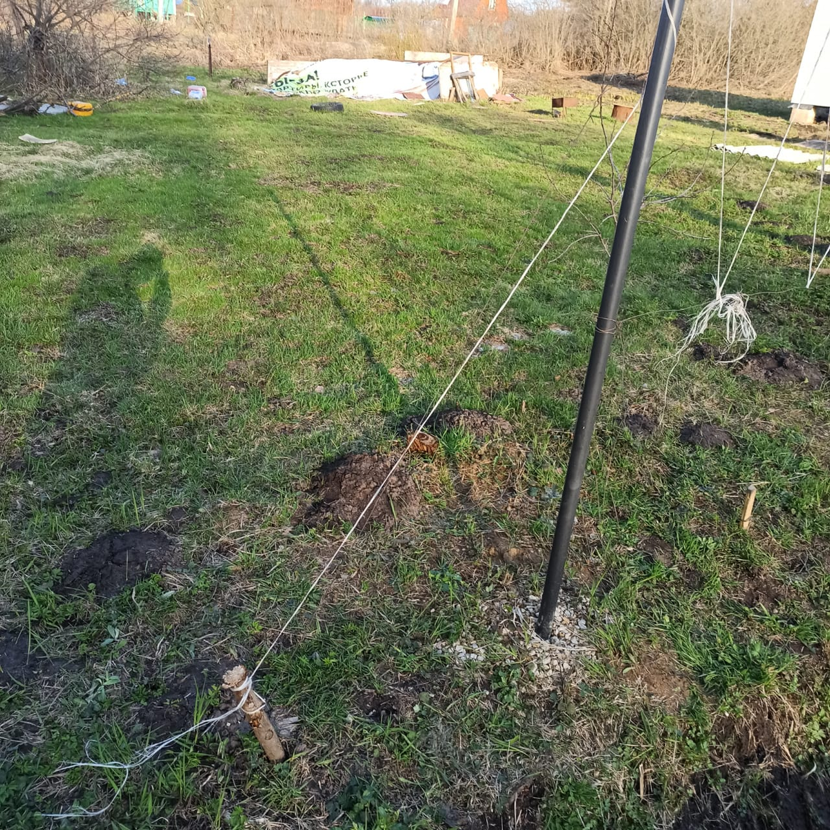 Так как сетку нужно было натягивать в одиночку, муж придумал такую систему. Натягивание при помощи бичевки и колышка.