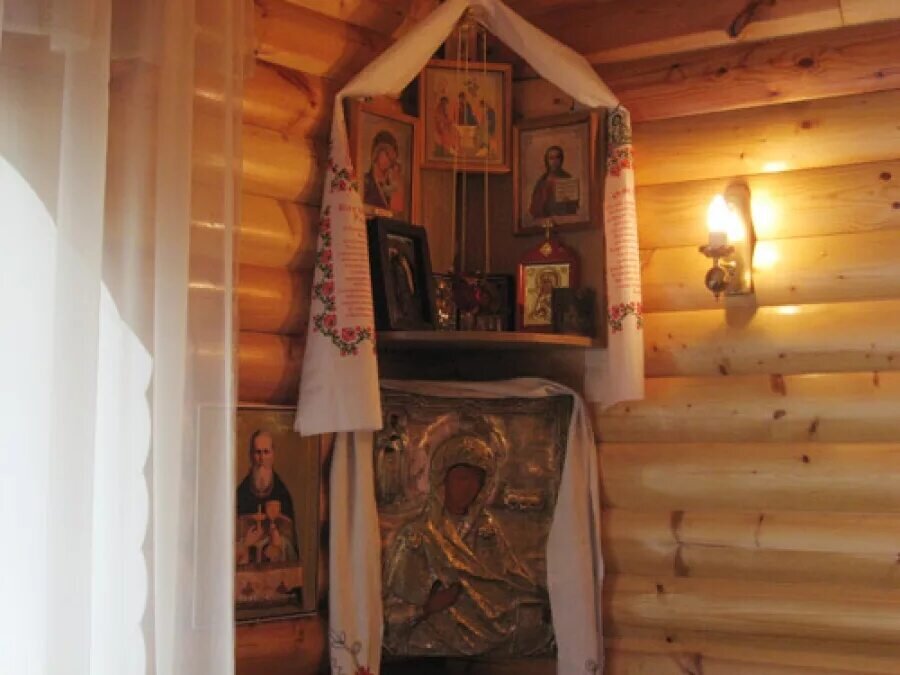 Сочетание карт и икон, почему то было вполне естественным в этом доме ..