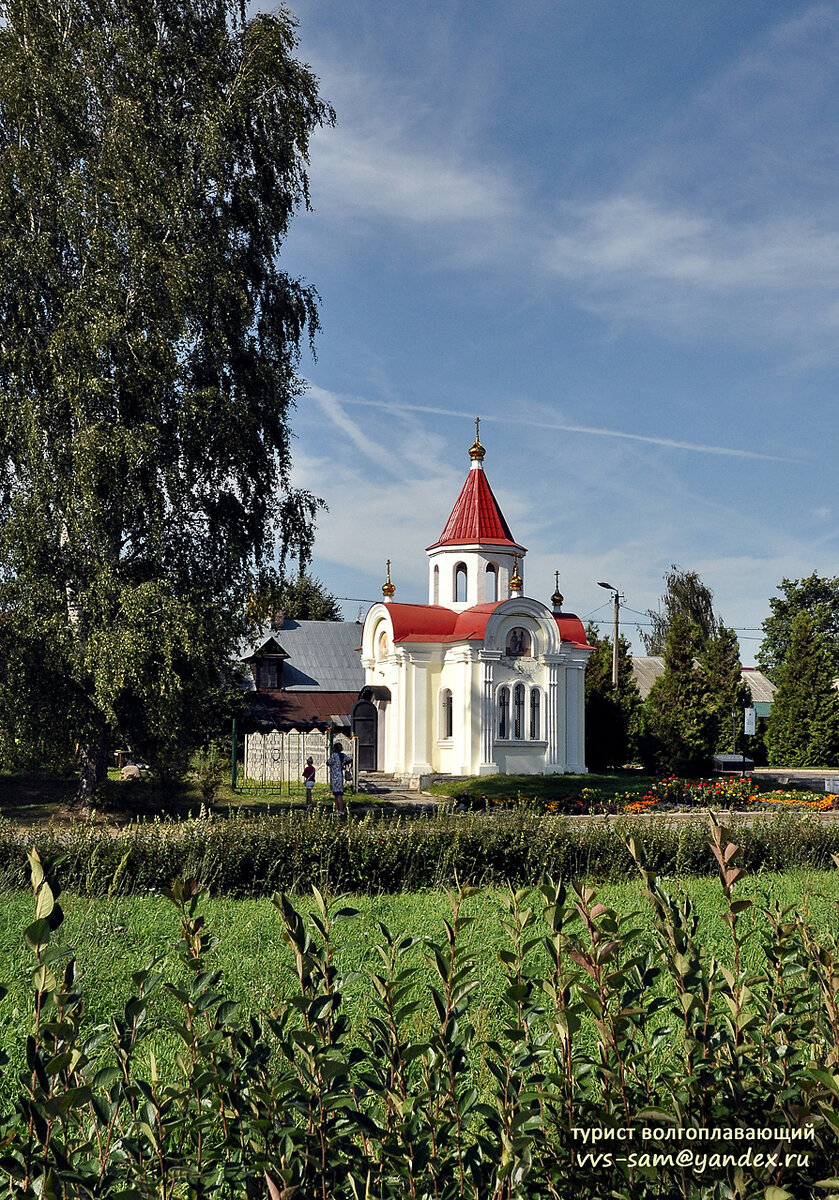Вид на часовню с юга, с верхнего яруса набережной. Фото 27.08.2018.