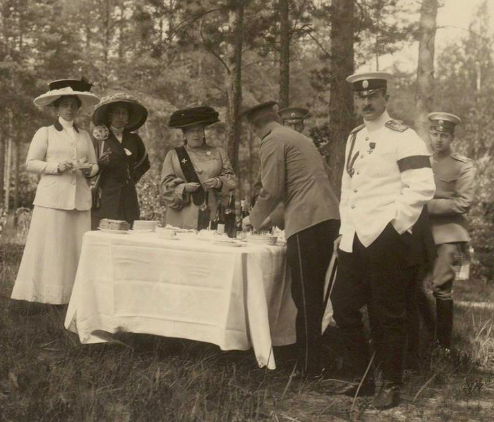 Великая княгиня Мария Павловна в центре на фотос детьми (Елена крайняя слева в светлом платье, Кирилл крайний справа на фото), снохой (в темном платье); великий князь Дмитрий Павлович (в темном мундире справа)