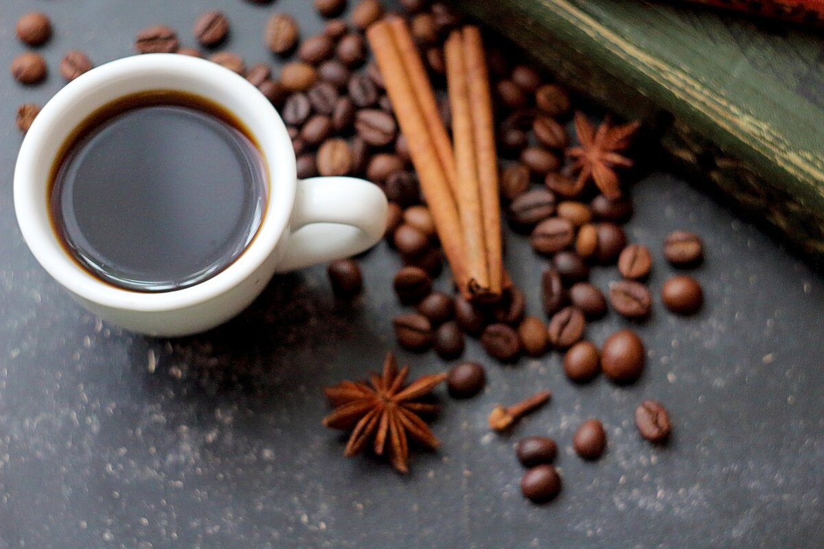 Кофе содержит кофеин, как и настоящий чай, какао, газированные напитки. Количество кофеина зависит от типа кофе, который мы выбираем, а также от способа его приготовления.