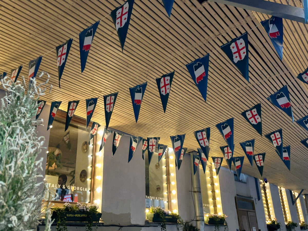 Это ж надо так придумать — две мои любимые кухни объединить. Мои аплодисменты этим ребятам.