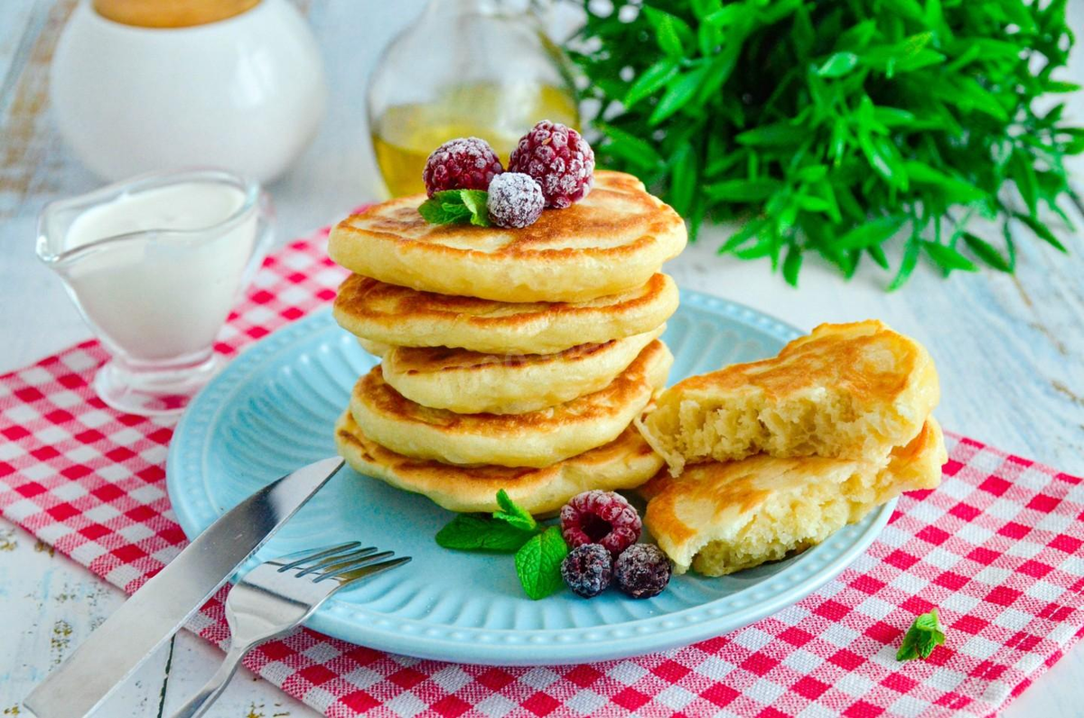 Оладушки на молоке пышные на дрожжах с яйцами рецепт с фото пошагово