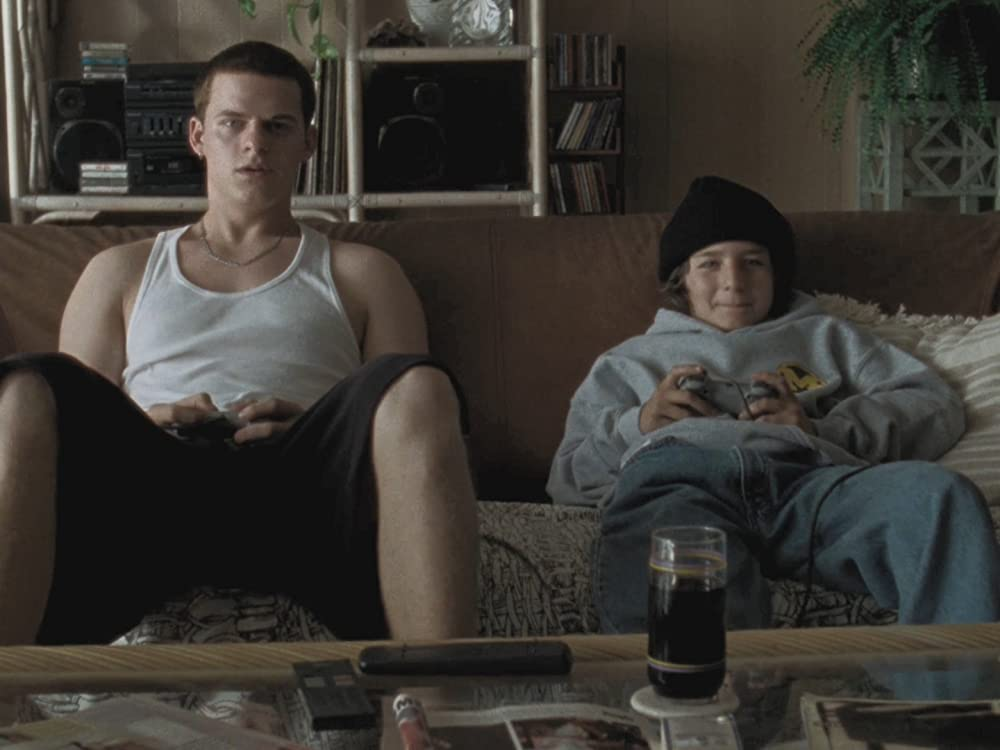 Кадр из фильма Mid90s. Режиссер: Джона Хилл. Оператор: Крис Бловелт. Производство: A24, IAC Films, Waypoint Entertainment. Показ в России: A-One Films