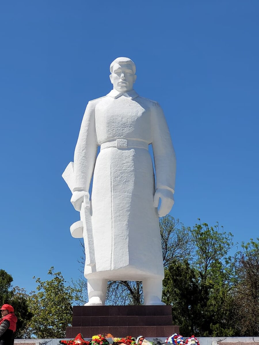 центром комплекса является 11-метровый памятник советскому воину