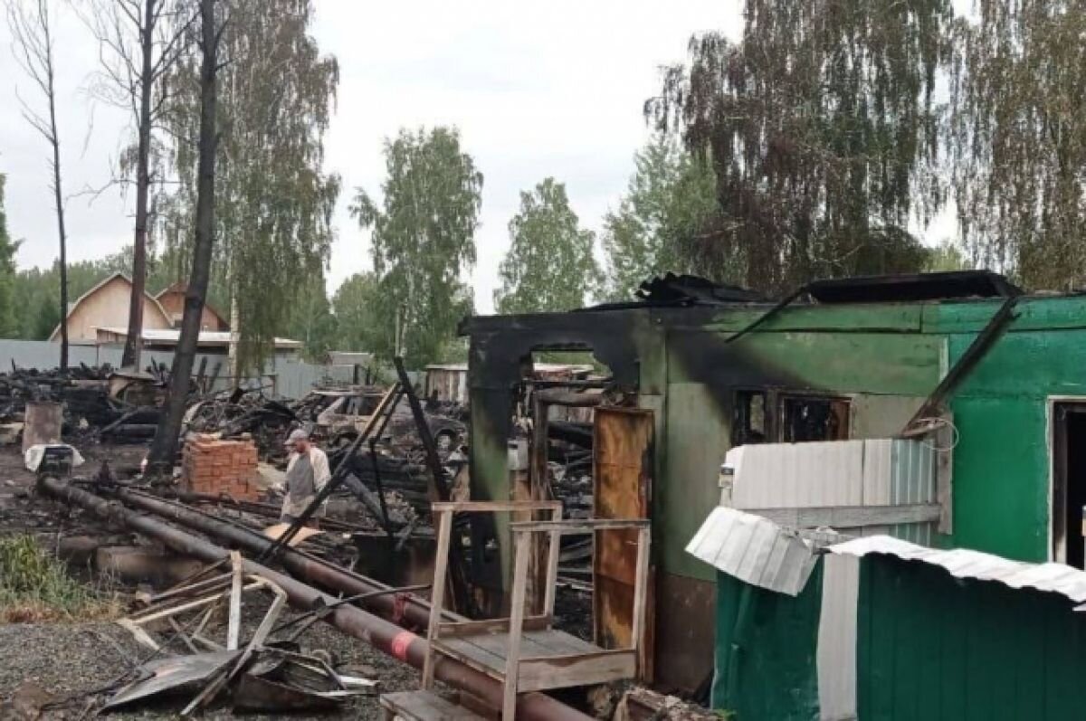    Евгений Куйвашев поручил помочь семье погорельцев из поселка Шабровский