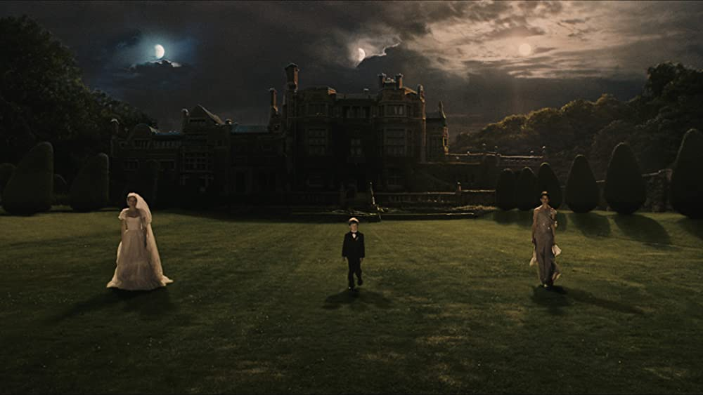 Кадр из фильма Melancholia. Режиссер: Ларс фон Триер. Оператор: Мануэль Альберто Кларо. Производство: arte France Cinéma, BIM Distribuzione, Canal+ [fr], Centre National de la Cinématographie (CNC), Ciné Cinémas, Danmarks Radio (DR), Det Danske Filminstitut, Edition Video, Eurimages, Film i Väst, Filmstiftung Nordrhein-Westfalen, Liberator Productions, Memfis Film, Nordisk Film Distribution, Nordisk Film- & TV-Fond, Slot Machine, Sveriges Television (SVT), Swedish Film Institute, Zentropa Entertainments, Zentropa International Köln, Zentropa International Sweden. Показ в России: Централ Партнершип