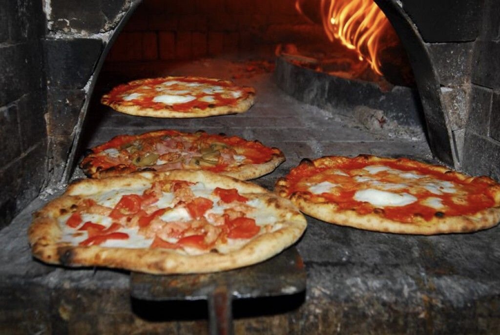 Самый распространенный вид пиццы в нашей зоне, его готовят прямо на горячих камнях открытой печи. И среди пицц этого типа есть римская разновидность. 