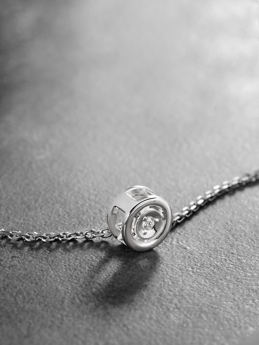 Серебряная подвеска с бриллиантом в виде круга 