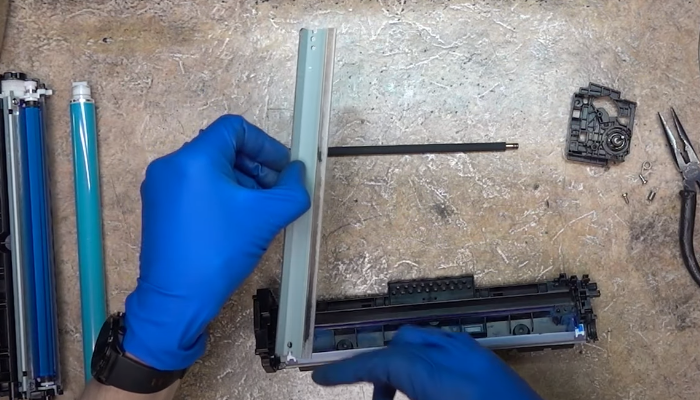 Фото 39. Снимаем указанную приводную шестерню ролика проявки