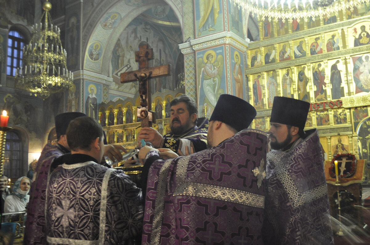 Православные священники с паствой и в горе, и в радости. Источник: https://spsobor.ru/media/gallery.html?page=37