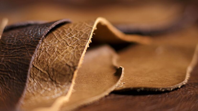 Натуральная кожа, как правило, имеет меньше цветов, чем кожа PU, и также имеет больше недостатков в зерне.SIMONEN/SHUTTERSTOCK