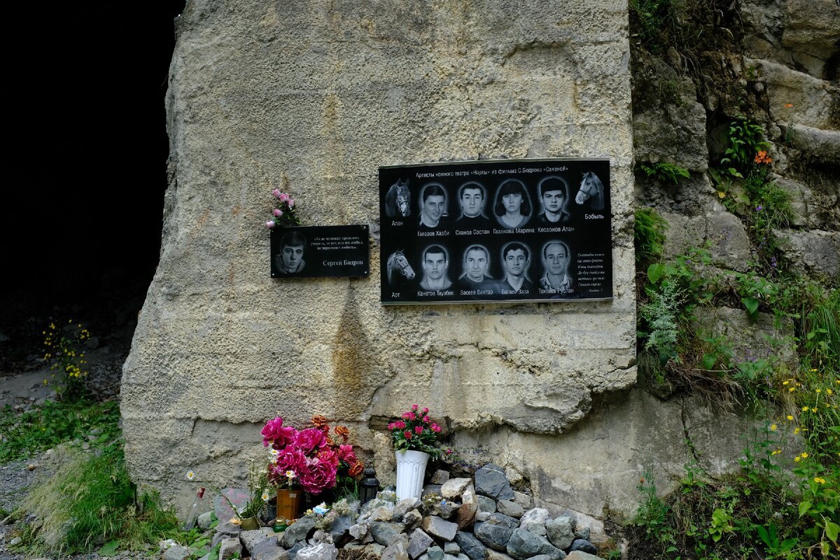 Где похоронили бодрова. Ледник колка Кармадонское ущелье. Кармадонское ущелье 2002. Кармадонское ущелье Северная Осетия. Кармадонское ущелье могила.