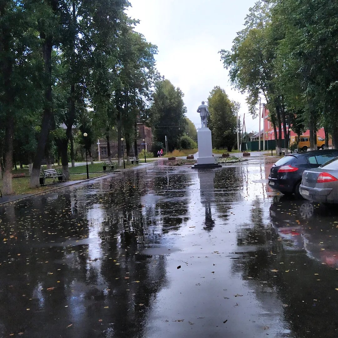 Площадь перед зданием