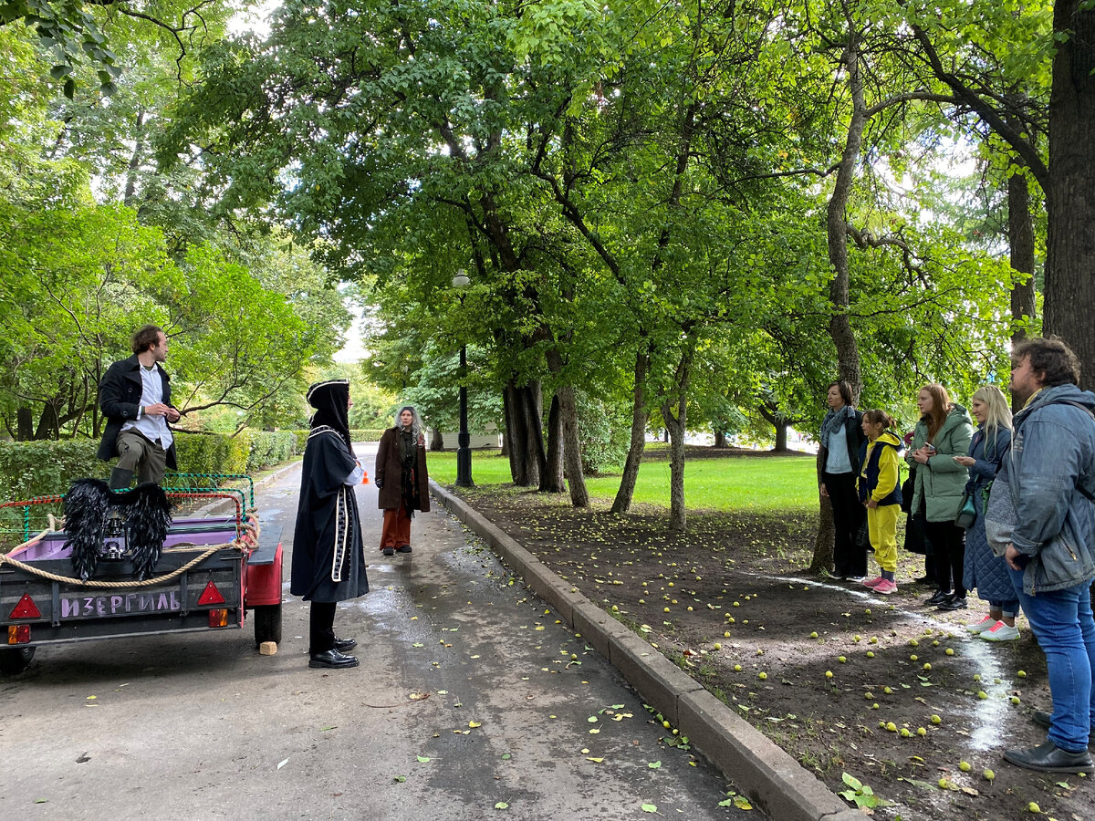 Актеры променад-спектакля "Изергиль" Эльвина  Мухутдинова, Ян Гахарманов, Марк Бурлай