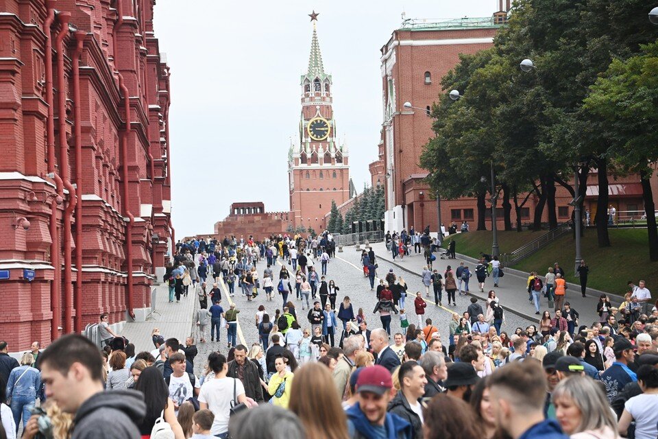 День москвы 2024 сколько лет. Площадь Васильевский спуск. Красная площадь. Москва люди. Люди на улицах Москвы.