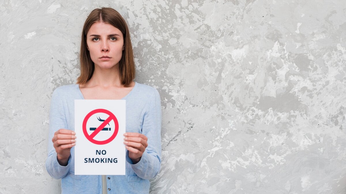 Запрет на 4 года. Пассивное курение. Девушка знак стой. Запрет курения. Стоп курение.