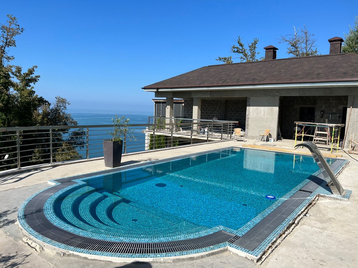 Переливной бассейн с отделкой из стеклянной мозаики ZETOGLASS. Ступени - T-203A ("антислип"). Остальная чаша бассейна - TL-203-11. Проект выполнен компанией "Мир Бассейнов Юг" (г. Сочи).