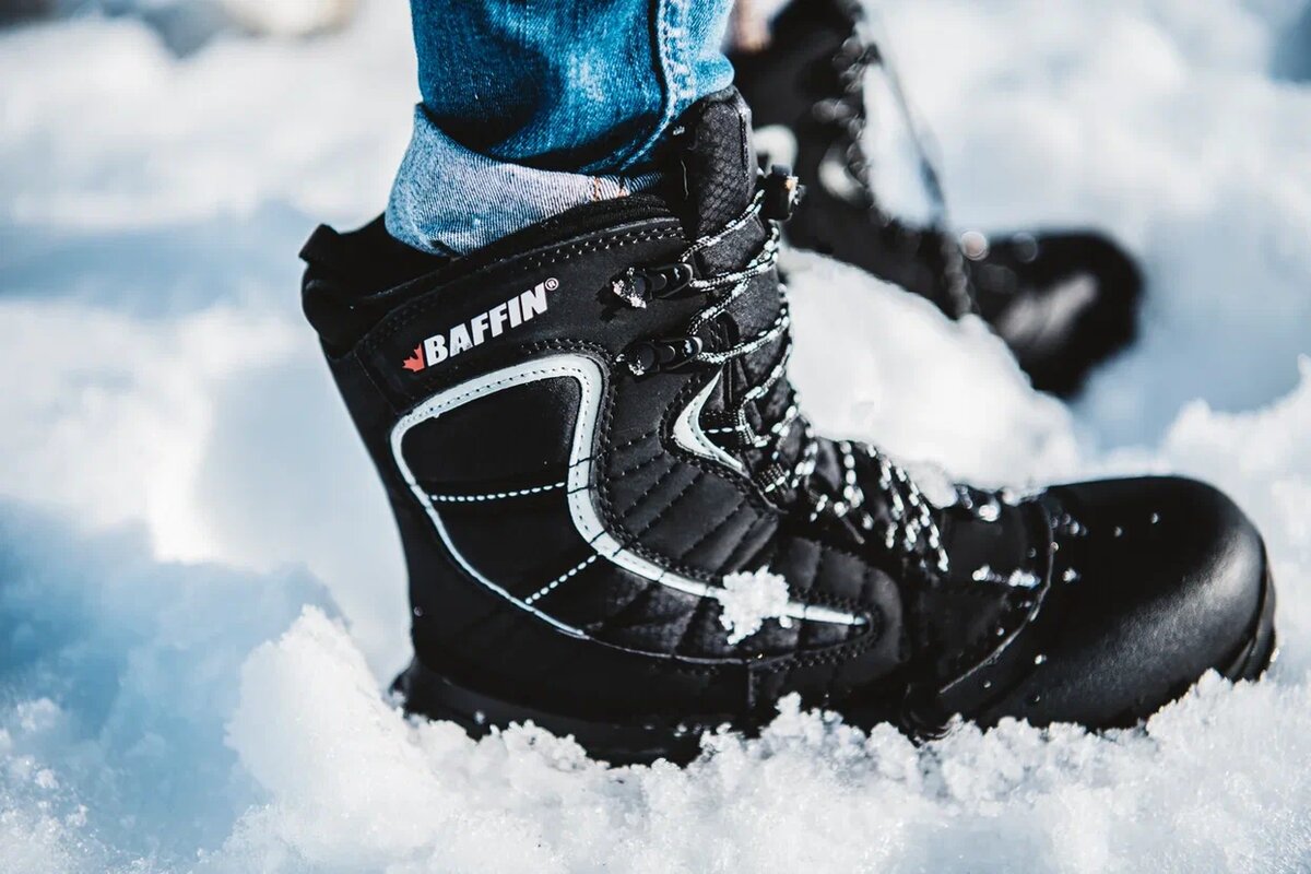 Обувь изнашивается с внешней стороны. Зачем ботинки. Зачем ботинки. Висячие кроссовки на проводах. Ботинки висящие на проводах.