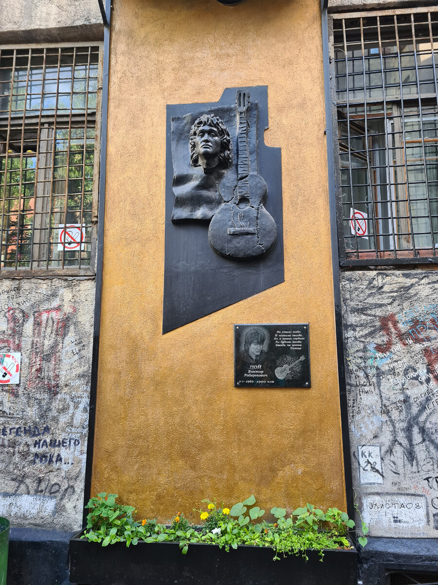 Бюст В. Цоя во дворе котельной"Камчатка". фото моё.