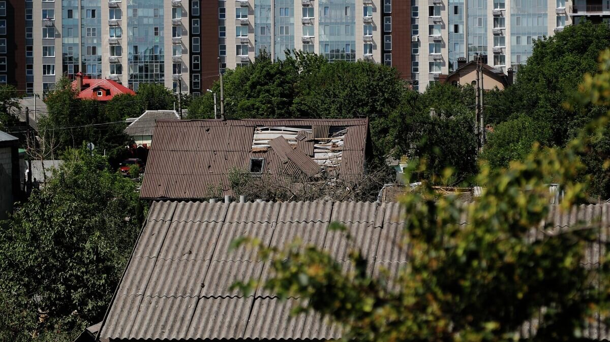    Поврежденная крыша частного дома в Белгороде© РИА Новости / Таисия Лисковец