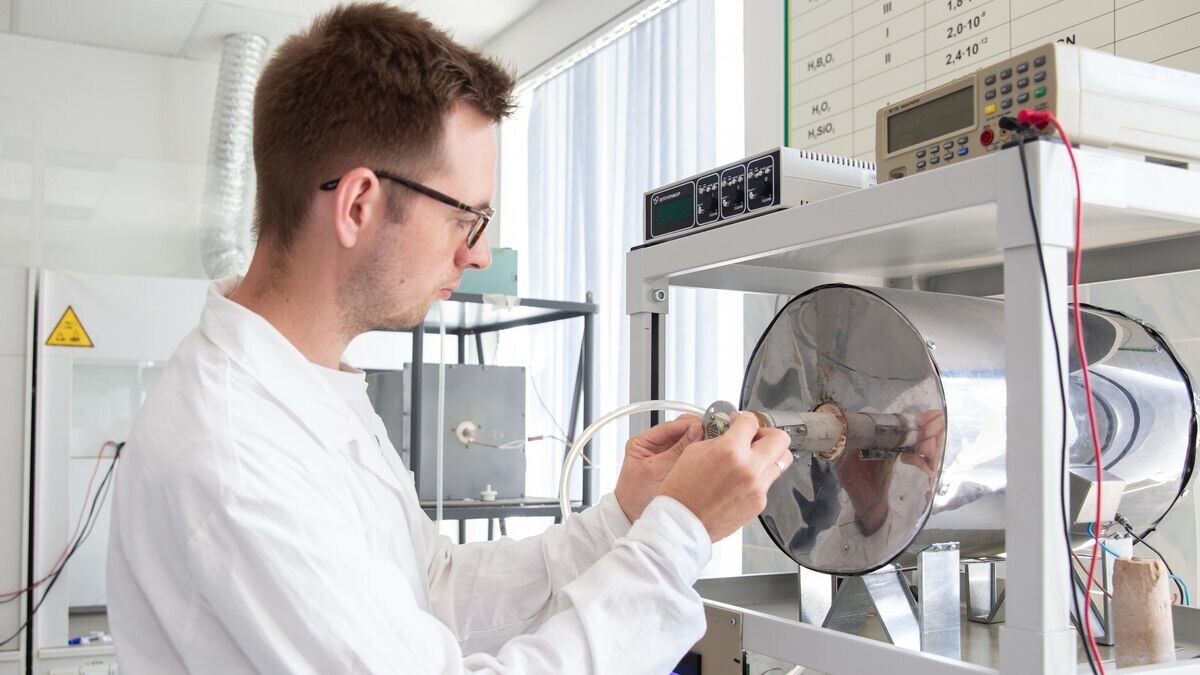    Сотрудник лаборатории "Водородная и электрохимическая энергетика" ВятГУ за работой© Фото : Пресс-служба ВятГУ