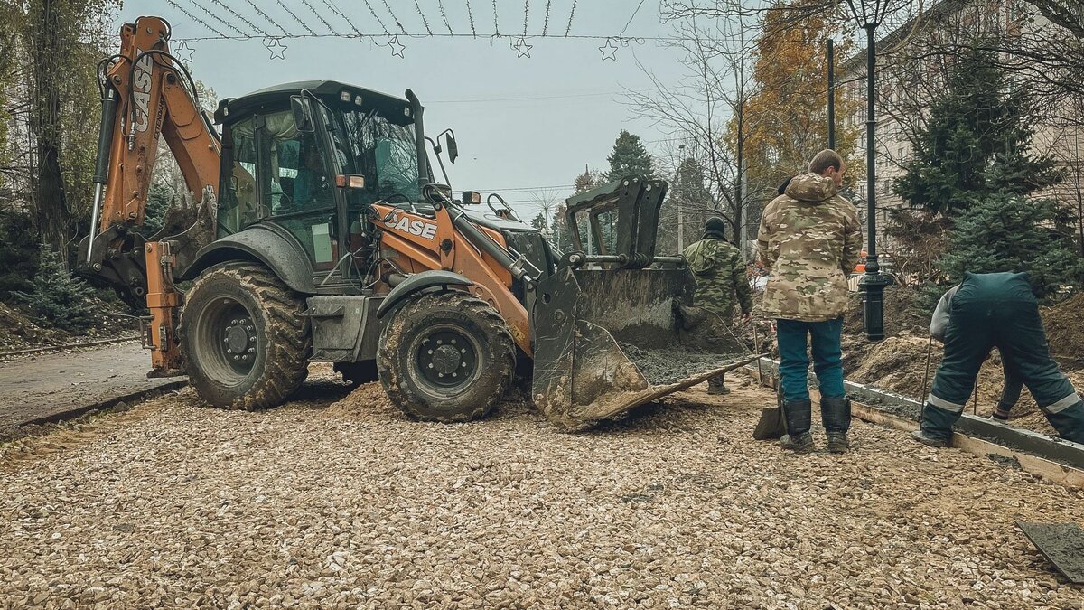     В Волгограде полным ходом идут восстановительные работы на Аллее Героев. До конца года горожане должны получить уже обновленную прогулочную зону. Смотрим, что сейчас происходит в центре города.