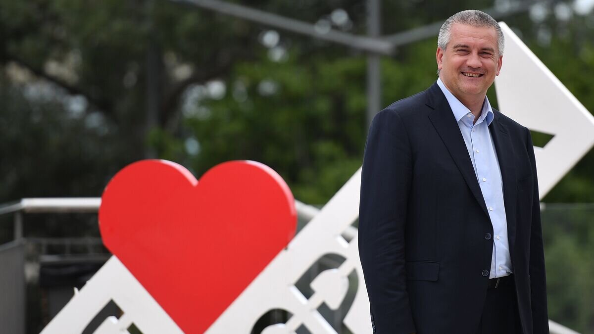    Глава Республики Крым Сергей Аксенов во время посещения международного детского центра "Артек" в Крыму. 24 июня 2017© РИА Новости / Рамиль Ситдиков