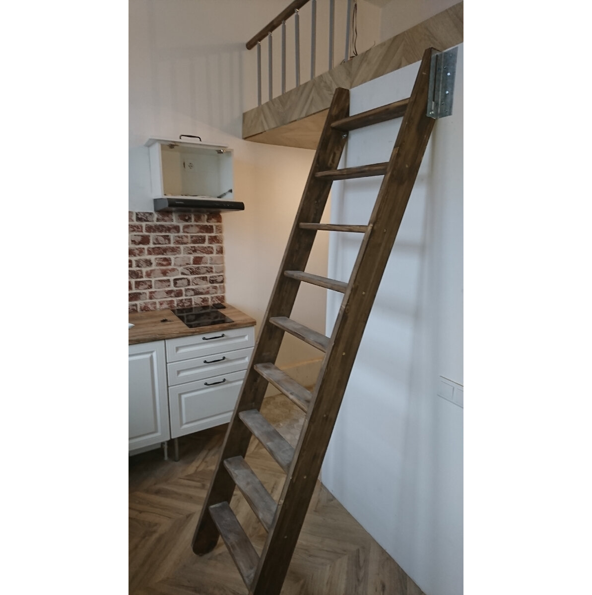 Приставной вариант. Отодвинув от стены, можно подняться.                                                            Приставленная к стене лестница совершенно не мешает проходу. 