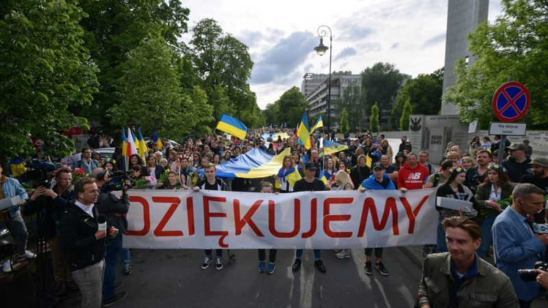 Граждане Украины во время Марша благодарности в Варшаве, Польша, 29 мая 2022 года. Марш благодарности был организован украинцами, приехавшими в Польшу из-за агрессии России против их страны. Украинцы пришли на марш с цветами, которые они раздавали полякам в благодарность за их поддержку в такое трудное время.