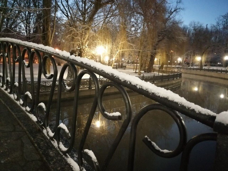     Мосту через Салгир к лицу белое. Ольга АВЕРЬЯНОВА