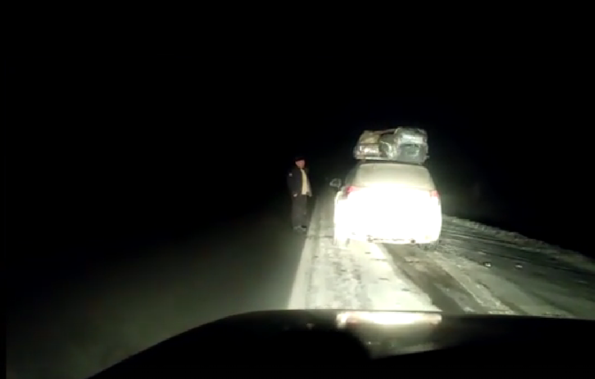    В Акбулакском районе участковый Максим Демин спас замерзающую на трассе семью с детьми Кристина Просвиркина