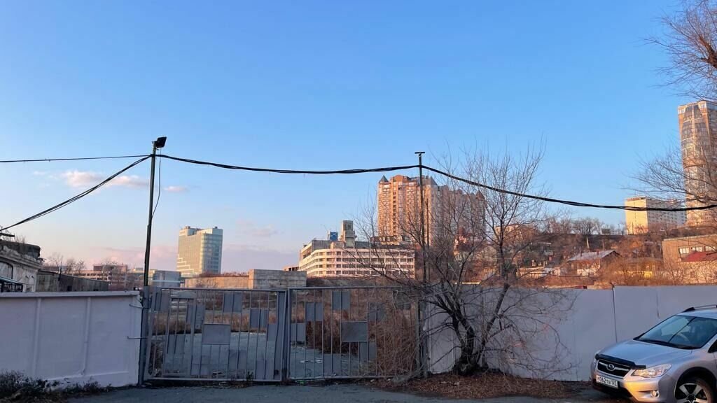     В конце года редакция «Восток-Медиа» сообщала о застройщике, который намеревается поставить свой многоквартирный дом в самом центре города и судится из-за этого с городскими властями. В самой сделке, как удалось выяснить журналистам есть несколько достаточно странных подробностей.