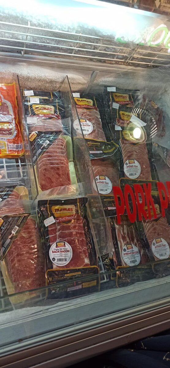 Мясная морозилка в супермаркете Beachwalk - свежего мяса, конечно же, нет. Только заморозка ветчины((