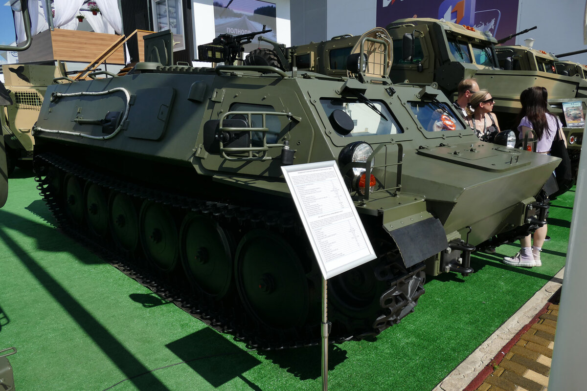 Далеко не сразу становится понятно, что Заволжский завод гусеничных тягачей привез не ГТ-МУ.