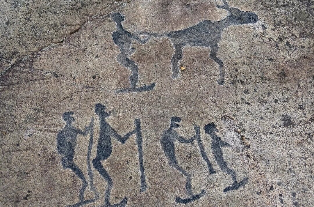 Петроглифы с изображением лыж и лыжных палок 