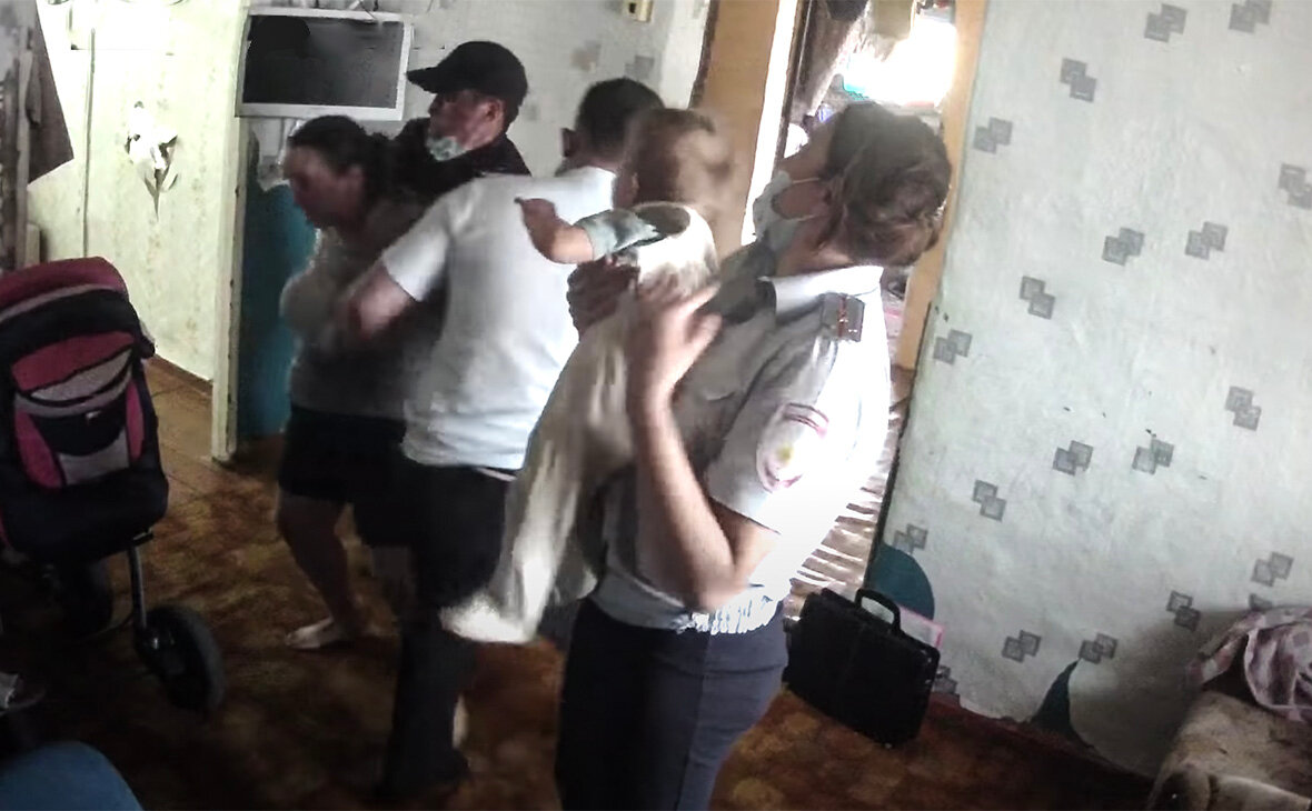 Пока решали что к чему, у добросовестных родителей изъяли 2 300 детей. Сколько они заплатили за возврат детей пока в новостях не прозвучало.