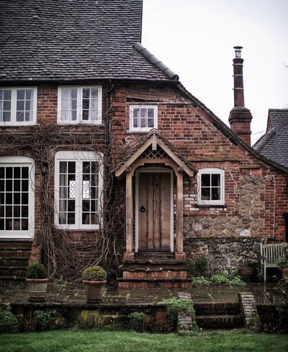 Старые дома живые. Англия Gothic Cottage. Англия деревня кэмбэлфорд ланшадф садов. Старый дом. Старинный дом.