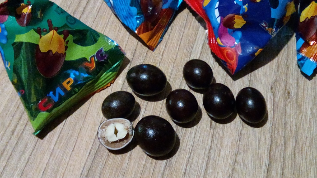 Внутри находятся такие драже - это арахис в конфетке. Очень вкусные орехи, конфетная часть тоже вкусная. Рекомендую тем, кто любит конфеты подобного плана.