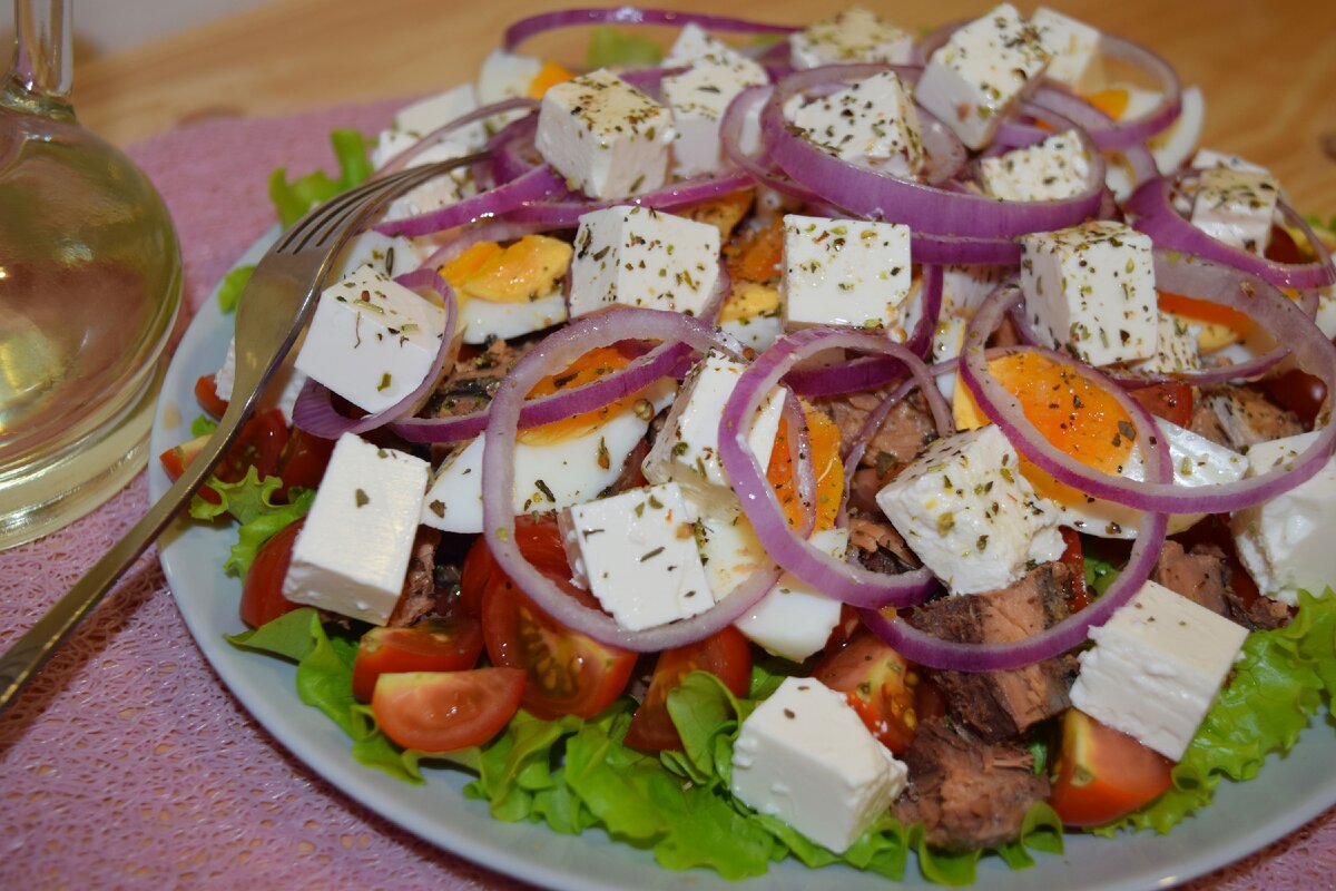 Салат с тунцом, рассольным сыром и помидорами черри