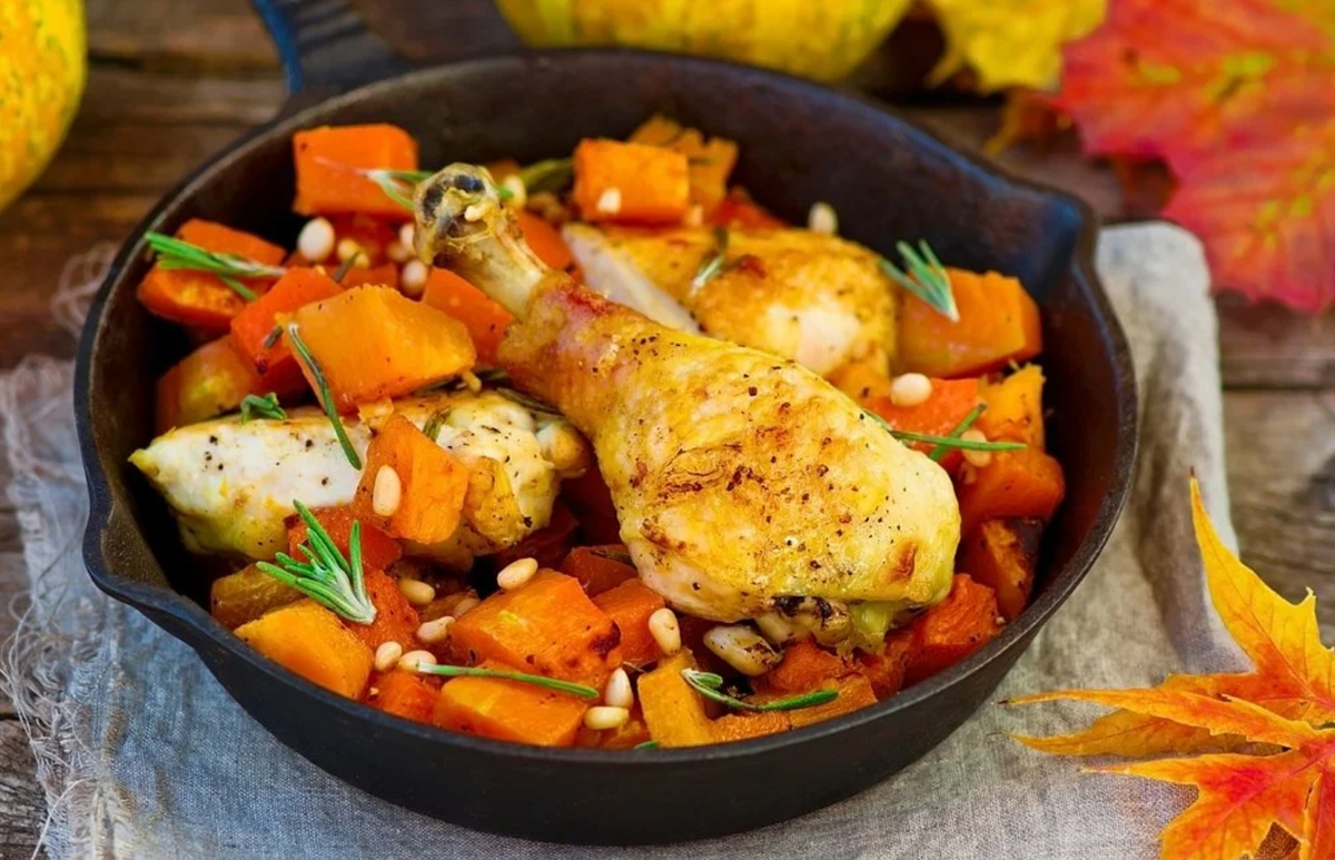 Жареная курица с луком и морковью